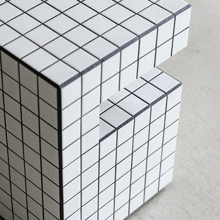 本体表面には、シートではなく本物のタイルを使用しています。