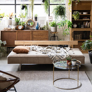 背クッションを外せば大人がごろ寝できるデイベッドになります。