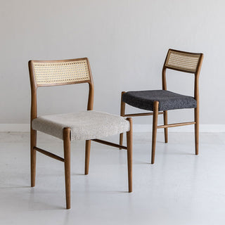 身体にフィットするようラウンドした背もたれが優しく支えてくれます。