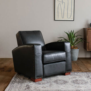 曲線的なアームと傾斜した背もたれが優雅な雰囲気を演出します。