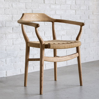 流線的なデザインと天然素材の優しい風合いが調和したチェア。