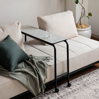 汚れや傷に強く、耐水性があるため飲み物をこぼしても簡単に拭き取ることができます。