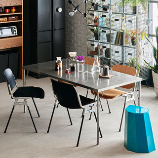 座面と背面の曲線が身体にフィットし、長時間座っていても快適に過ごせます。