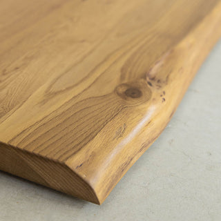 ライブエッジ天板は木材の表皮に近い部分を使用し、木本来の素材感を活かしています。