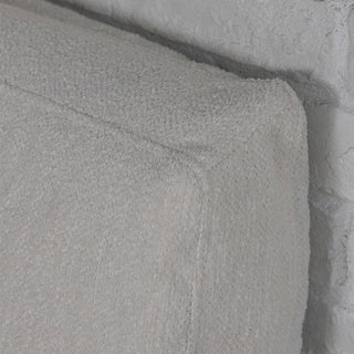 表面が柔らかい肌触りの生地です。