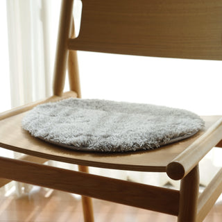 形はどんな椅子にもぴったりフィットしやすい円形。