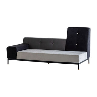 アシンメトリーな形状の面白さが魅力のソファ。