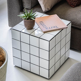 本体表面には、シートではなく本物のタイルを使用しています。