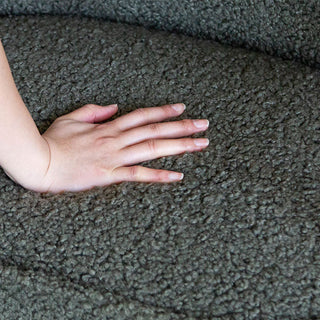 立体感のあるモコモコ素材は、柔らかく心地よい肌触りです。