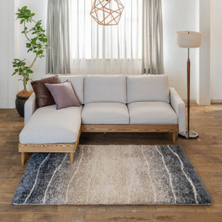 光沢感のある毛足は、太さを変えて表情に変化をつけています。