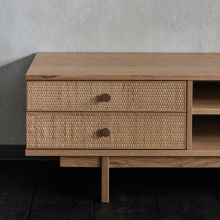 ラタン×オーク材のナチュラルな雰囲気でありながら漂う重厚感