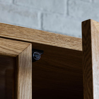 扉の上下にはマグネットが付いています