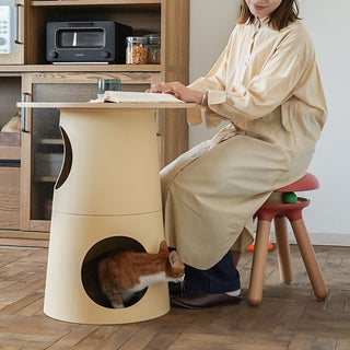 プーラサイドテーブルは、テーブルに2段式のキャットタワーが一体化したサイドテーブルです。