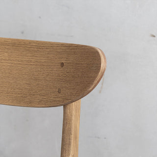 背の部分は緩やかなカーブになっており、フィットします。