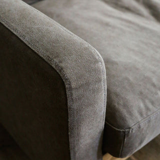 フェザーをたっぷり使い、適度な沈み込みのある座り心地です。