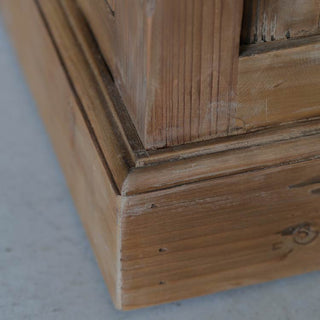 台座にも細かなデザインを施し、安定性と見た目を兼ね備えています。