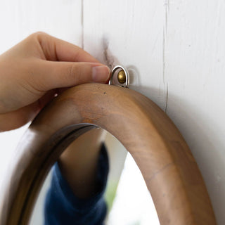 壁のフックやビスに設置しやすい仕様。