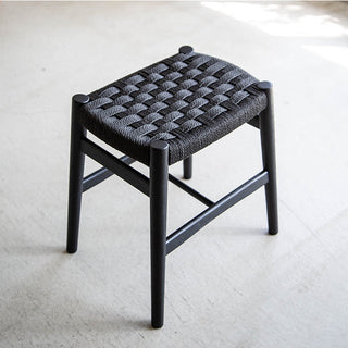 重量は4kg程度、持ち運びしやすい軽量設計です。