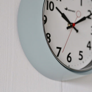 フチは厚みがあり、カバーガラスや文字盤の段差によって立体感のあるデザイン。