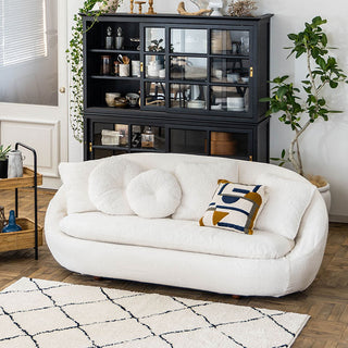 立体感のあるブークレ生地を使用した、丸と四角の2種類のクッションが特徴です。