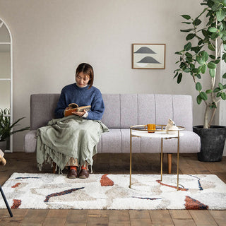 背面を倒すとフルフラットのソファベッドになります。