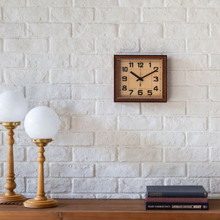 四角の時計は空間に秩序が生まれます。