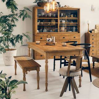 パイン古材の優しい風合いと曲線が織りなす柔らかな雰囲気が、どこか懐かしい温かみのある空間を演出します。