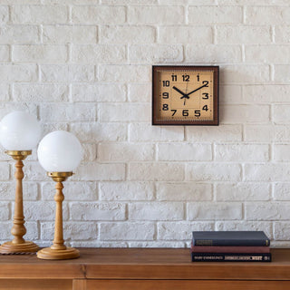 四角の時計は空間に秩序が生まれます。