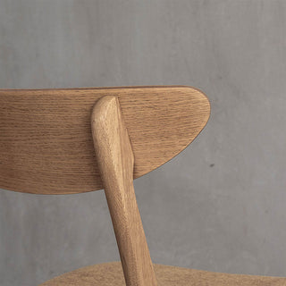 座面は程よいクッション性があります。