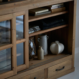 ガラス扉を外して飾り棚として使用できます。※こちらのイメージは179cmです。