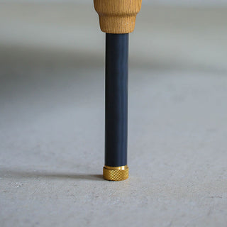 シックで深みあるブラウンには、真鍮装飾を施した鉄脚デザイン。