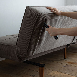 ベッドにする際は、背もたれ裏に収納された専用脚をサッと取り出します。