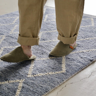 細めのコーデュロイ生地はしっかりしていながら、しなやかな肌触りが特徴。