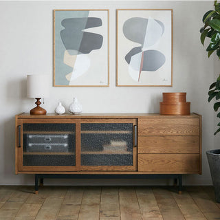 モザイクガラスや焼け色のような木部がレトロ感を漂わせます