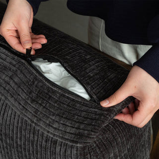 カバーリング仕様で、ドライクリーニングまたは水温30℃以下で洗濯可能。