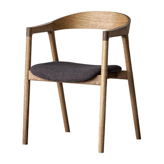 なめらかにラウンドしている背の部分は身体にフィット