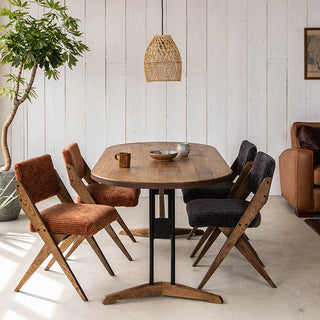 異素材を組み合わせることで、重厚感のあるヴィンテージライクな風合いを演出。