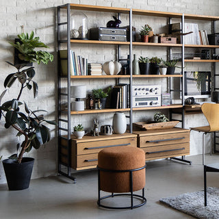 宙に浮いたような印象のブラックスチールが抜け感を演出します。