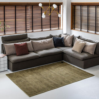 無地なので主役を家具に向けたコーディネートにも合わせやすいです。