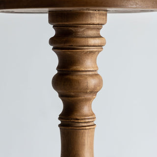 優雅な曲線美が目を引く、存在感たっぷりの脚。