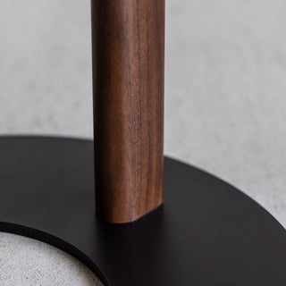 天板に美しい木目が特徴のウォールナットを贅沢に使用。