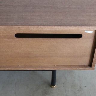 背面をすっきりと見せるコード穴