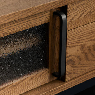 扉内部は棚板があり、AV機器等の設置がしやすい設計