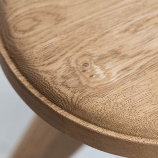 座面を回転させると昇降します。