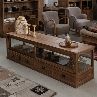 4面から見えるガラス仕様が特徴で、オブジェなどをディスプレイしても◎