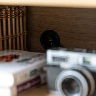 コードをすっきりとまとめれる配線穴を設置してます。