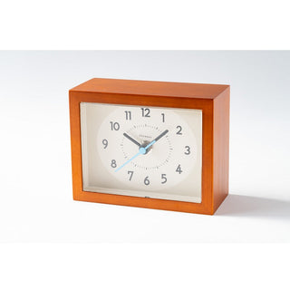 木枠は鯖江の木工職人さんの手によって組み立てられ、塗装されています。