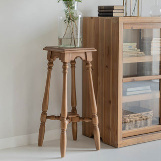 脚の繊細なデザインが空間にほどよいアクセントを添えます。