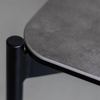 天板の四角は角を取り丸みを持たせて仕上げています。