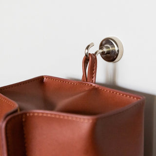 ループがあるので壁に掛けて使うこともできます。(画像はブラウン）